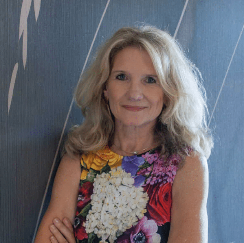 Interior Designerin Susanne Wefers vor einer Glamora Wandtapete mit Gräsermotiv