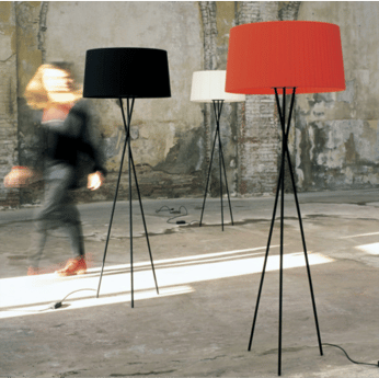 Moderne Dreibein-Stehlampen mit Lampenschirmen in Rot, Schwarz und Weiß in einer urbanen Umgebung