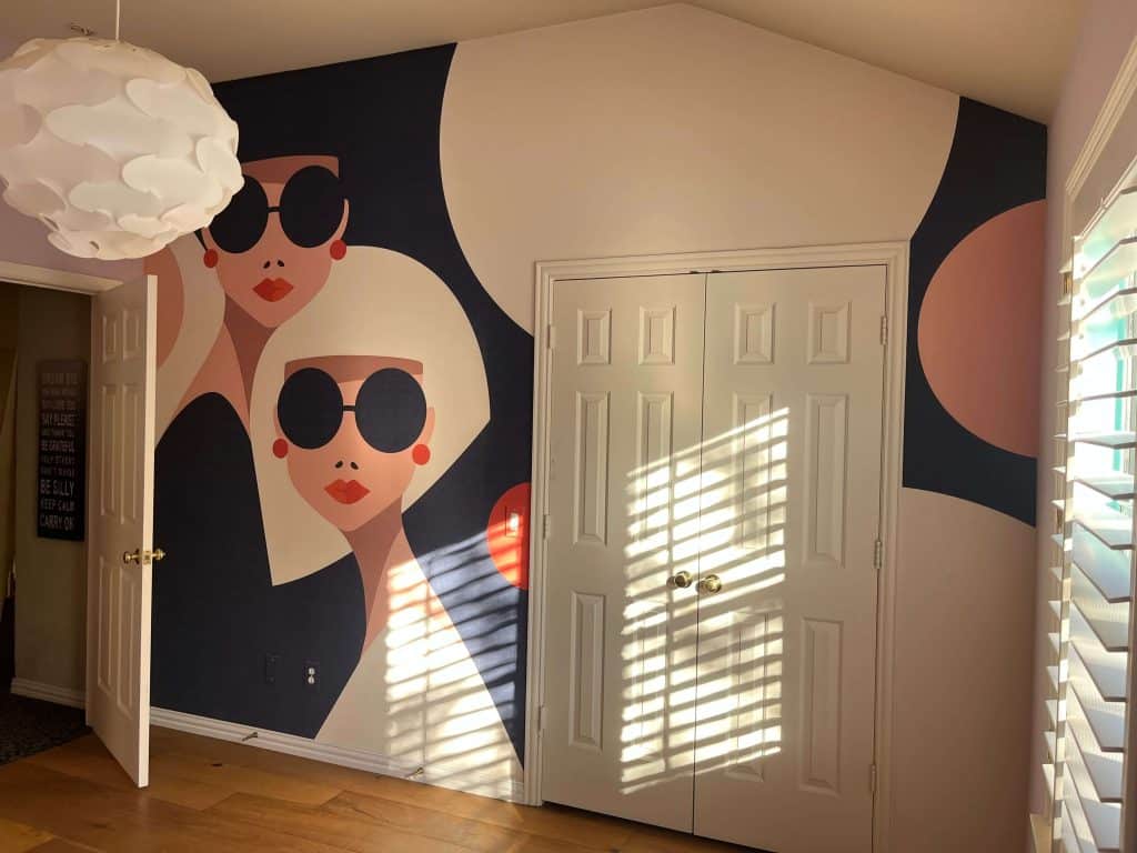 Moderne Wandgestaltung von WDW Interior Design mit künstlerischer Fototapete von zwei Frauen mit Sonnenbrillen und Dachschräge mit weißer Tür