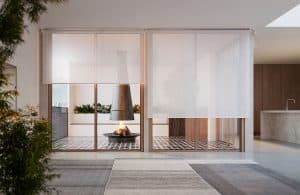 Eleganter Raumteiler mit getönten Glas-Schiebetüren von WDW Interior Design und Blick auf einen modernen freistehenden Kamin