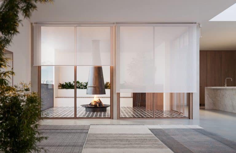 Eleganter Raumteiler mit getönten Glas-Schiebetüren von WDW Interior Design und Blick auf einen modernen freistehenden Kamin